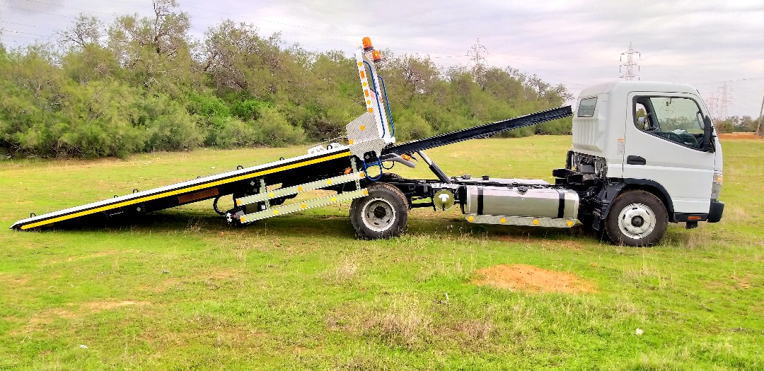 ساحبة كهربائية لنقل السيارات