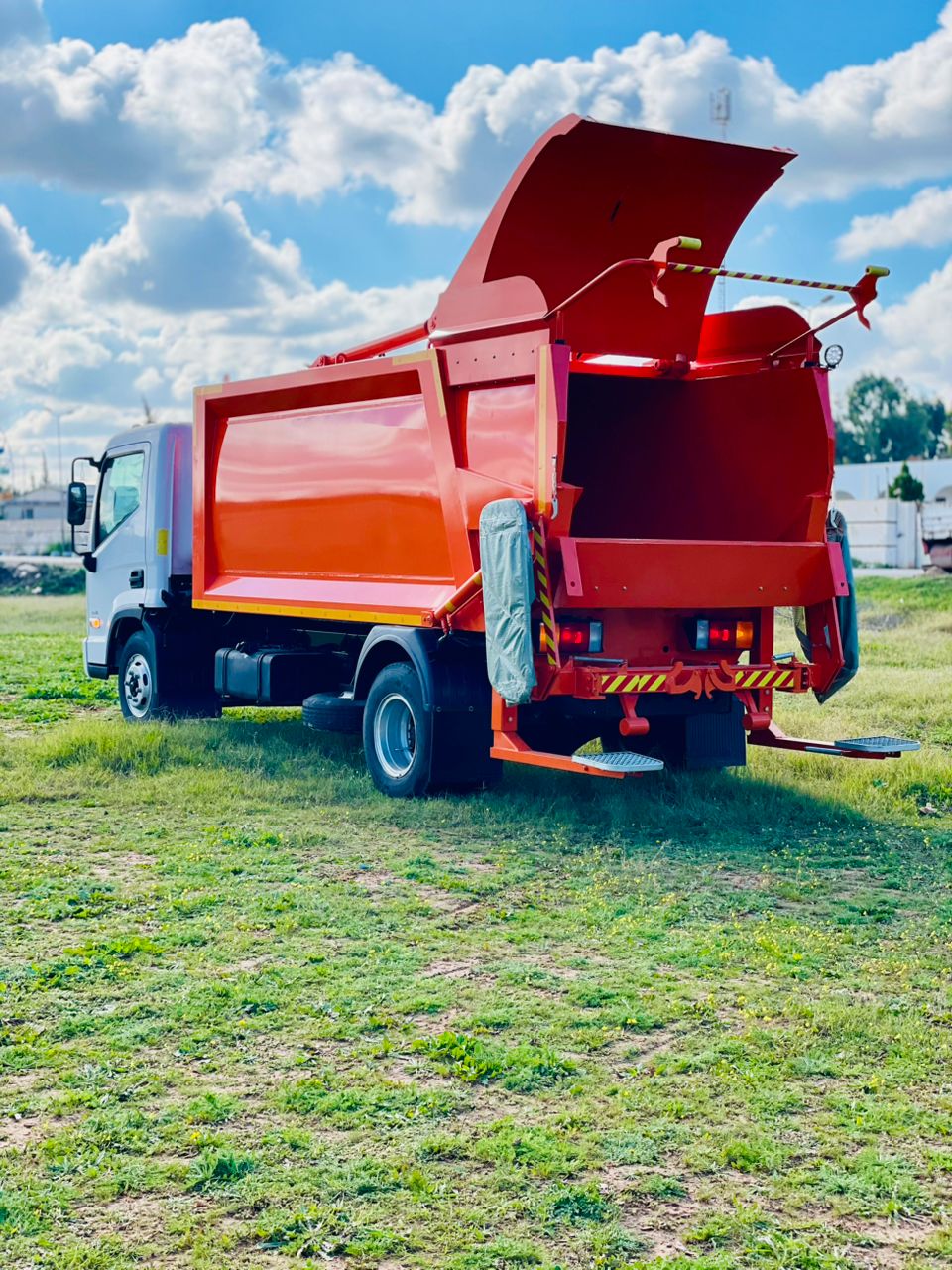 صندوق قلاب ثلاث اتجاهات مزود برافعة